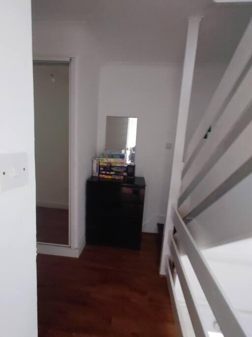 Edwardian 4 Bedrooms With 4 Bathrooms Townhouse, Next To Underground, Accommodates 10 People London Exterior photo