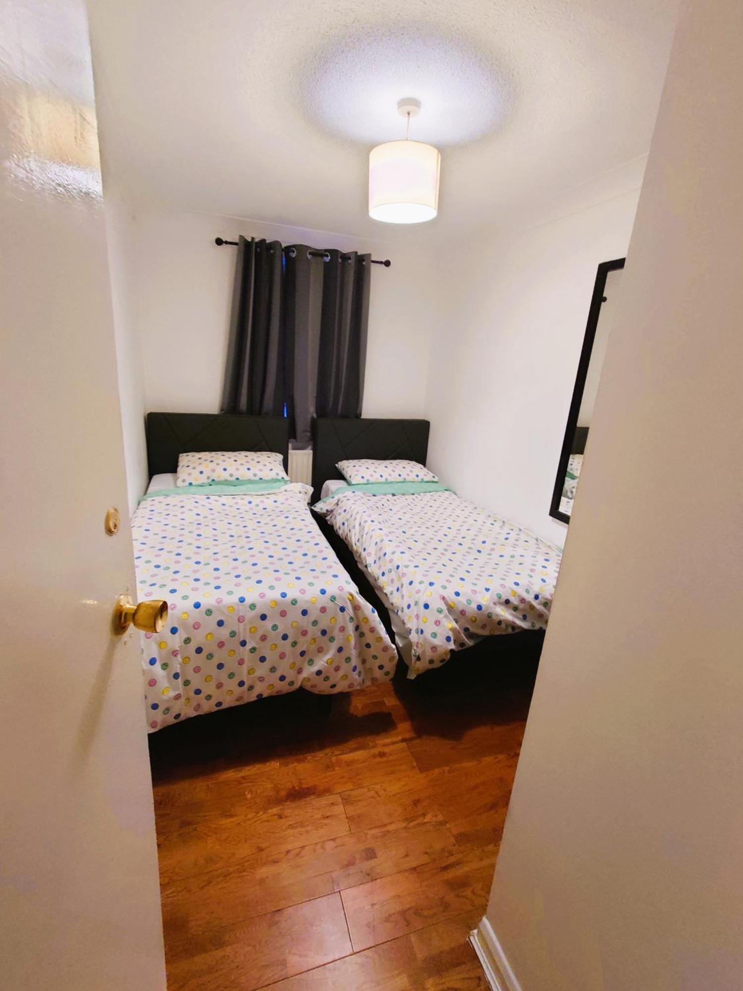 Edwardian 4 Bedrooms With 4 Bathrooms Townhouse, Next To Underground, Accommodates 10 People London Exterior photo